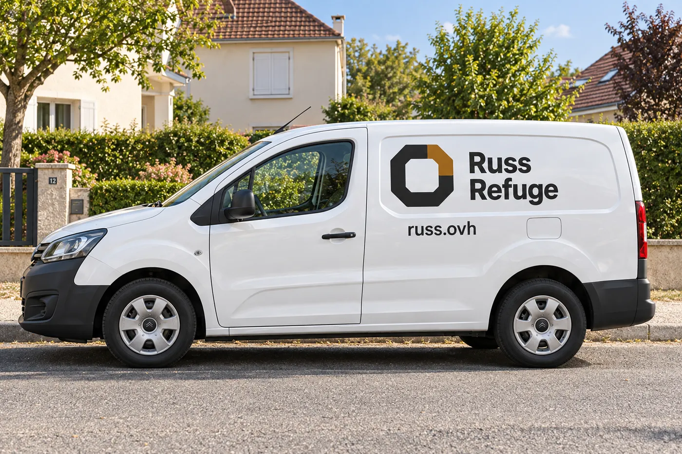 Camionnette blanche Russ Refuge siglée russ.ovh garée dans une rue pavillonnaire de Roissy-en-Brie